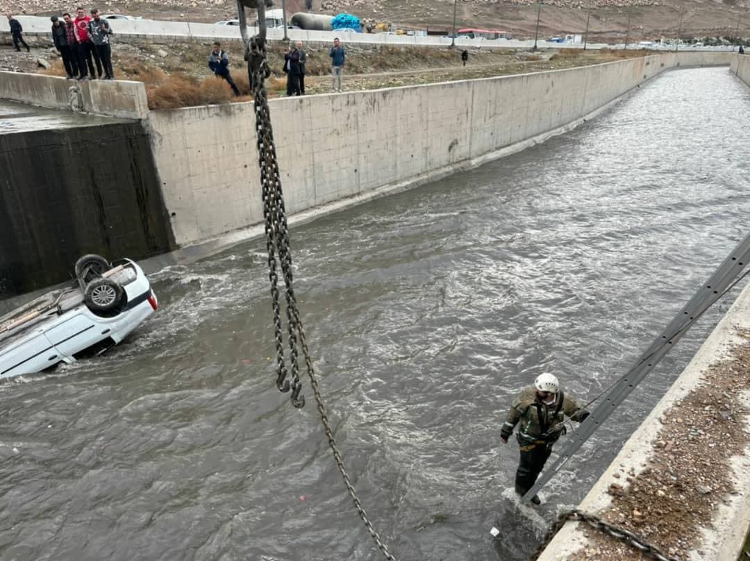 واژگونی خودرو در کانال آب بزرگراه امام علی/ سرنشینان نجات پیدا کردند
