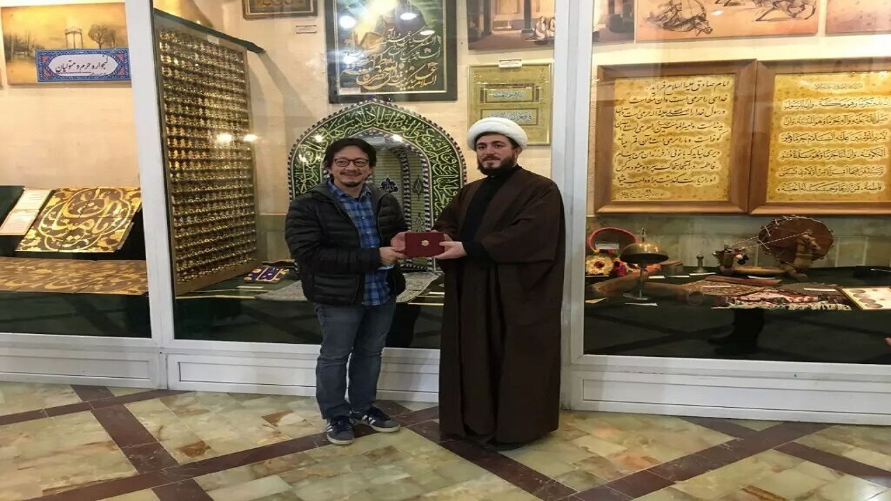 اثری از صنایع دستی تایلند به موزه فاطمی قم اهدا شد