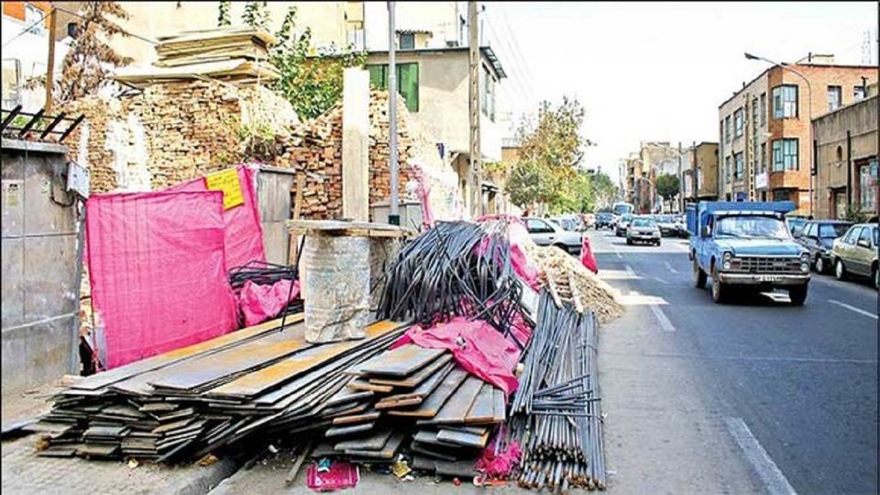 ساخت و ساز‌هایی که امنیت جانی عابران را نشانه گرفته است + فیلم