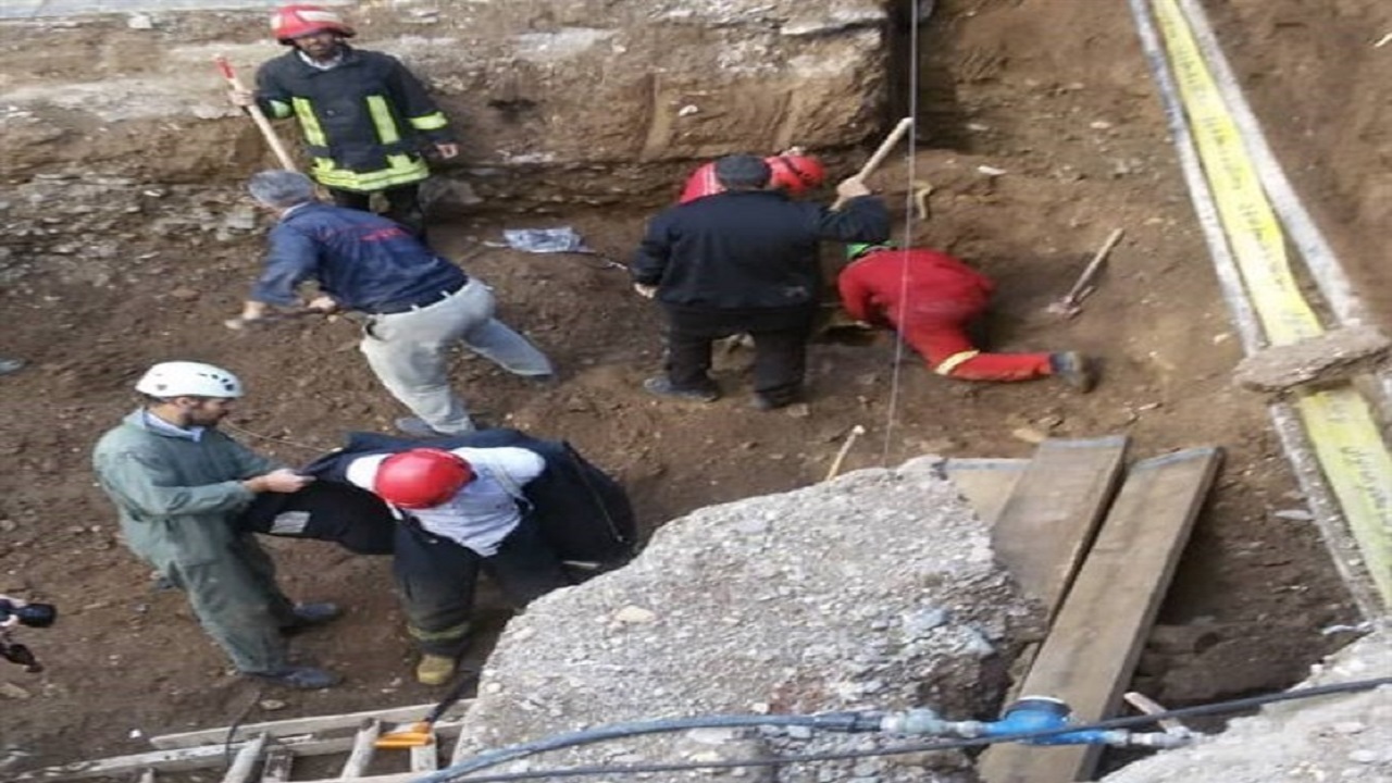 حادثه گودبرداری ساختمان در خیابان مصلی قم/ ۲ کارگر زیر آوار محبوس شدند