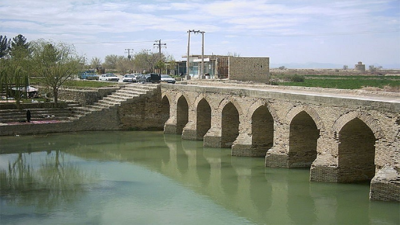 نمایی از پل تاریخی ورزنه + تصاویر