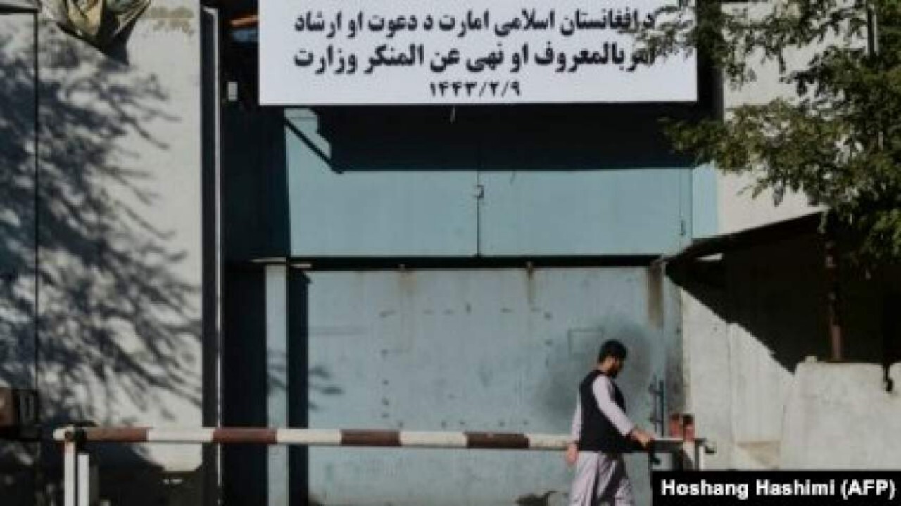 کارمندان زن اگر حجاب اسلامی را رعایت نکنند اخراج خواهند شد