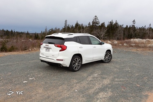 کادیلاک XT4 در مقابل جی ام سی Terrain Denali+ تصاویر