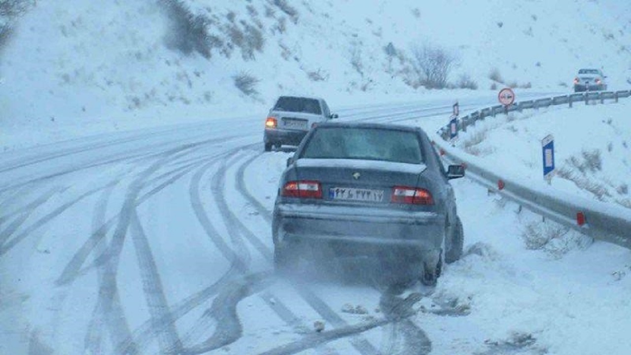 بارش برف و باران در جاده های زنجان جریان دارد