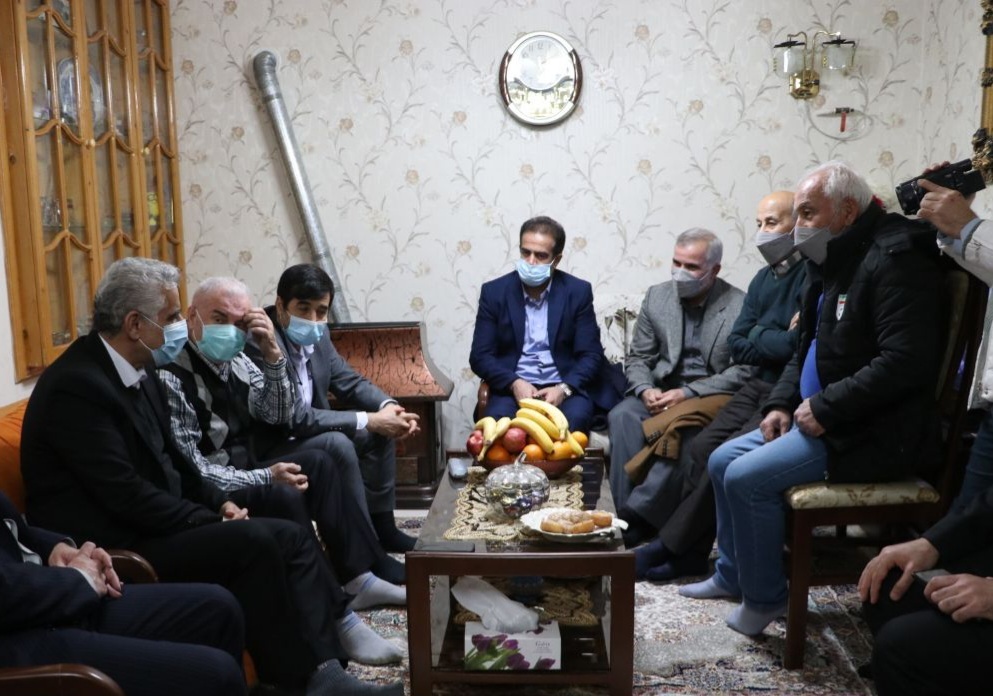 عیادت استاندار و مدیرکل ورزش و جوانان از پیشکسوت فوتبال گیلان