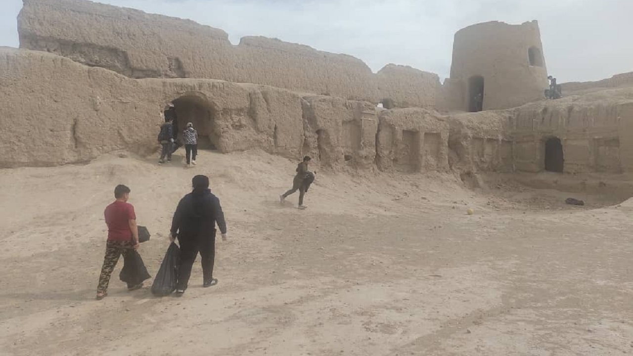 خانه تکانی آثار تاریخی نوش آباد