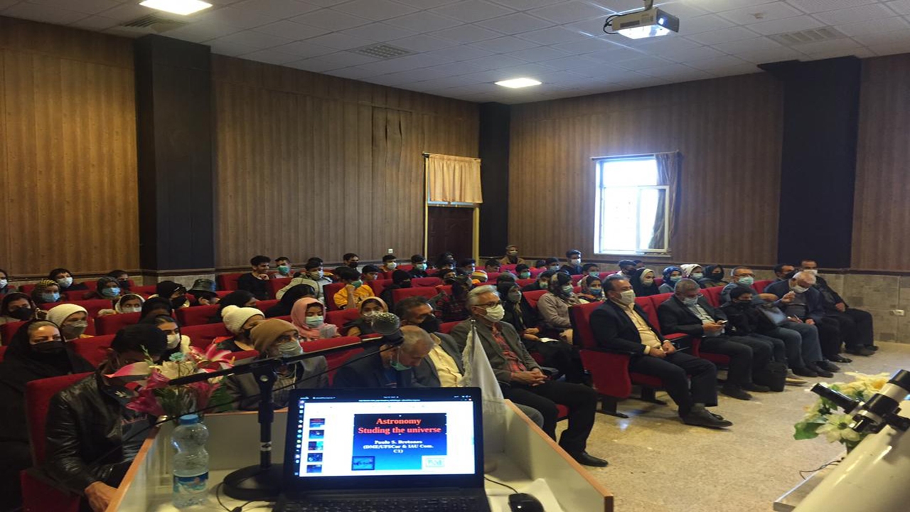 نوجوانان علاقه‌مند به نجوم با پروفسور پائولو برتونز گفتگو کردند