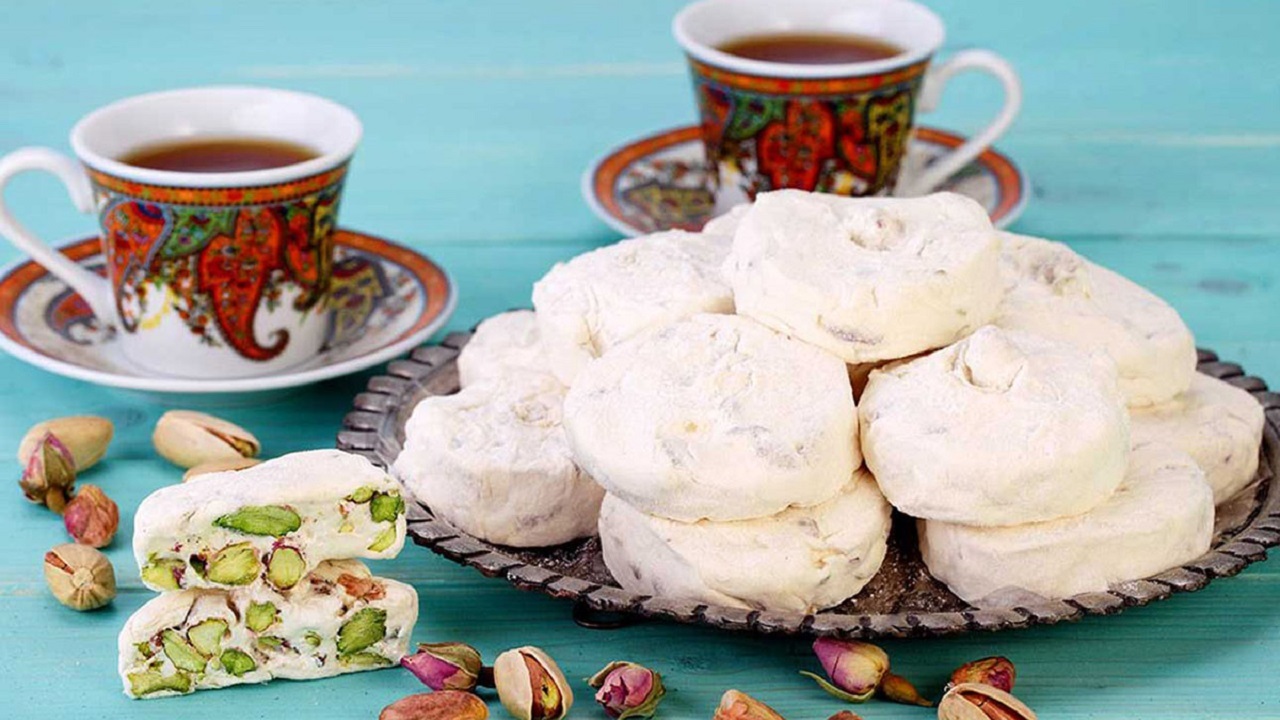 پذیرایی از مهمانان نوروزی با شیرینی دوران صفوی