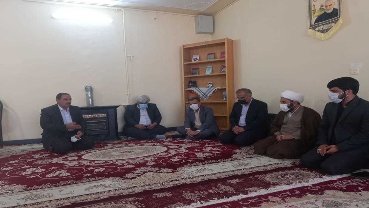 اقامه نماز یکی از محورهای اساسی تربیت دانش آموزان است