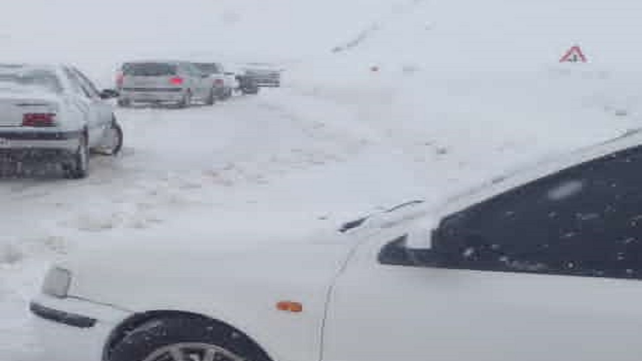کندی تردد در گردنه چری به دلیل کولاک برف