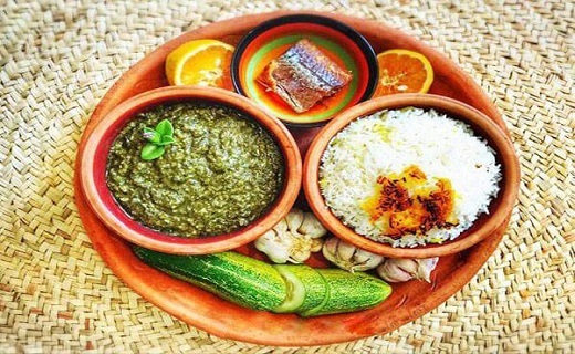 ترش تره گیلانی با برنج و ماهی دودی