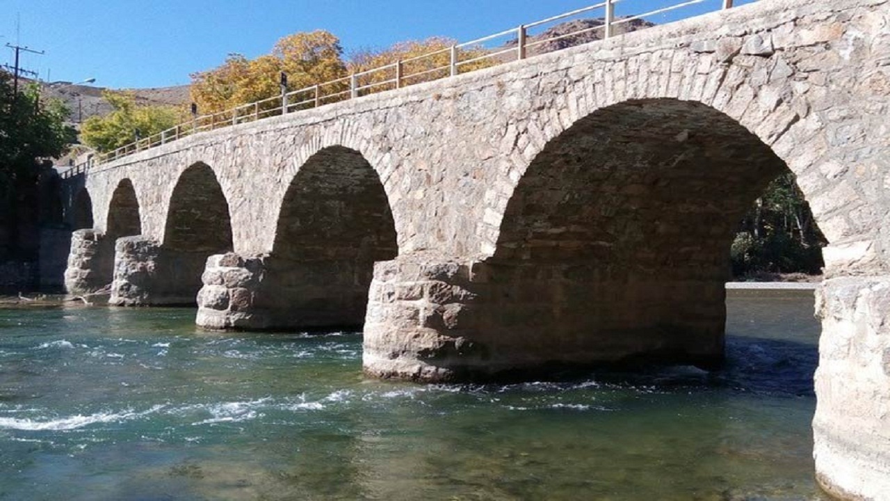 پل سنگی هوره با تیرکهای چوبی پل سنگی هوره با تیرکهای چوبی