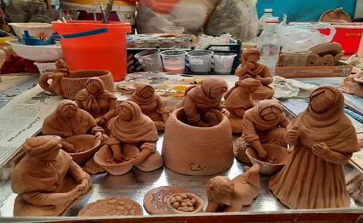 گل های آماده شده در کوره می پزند