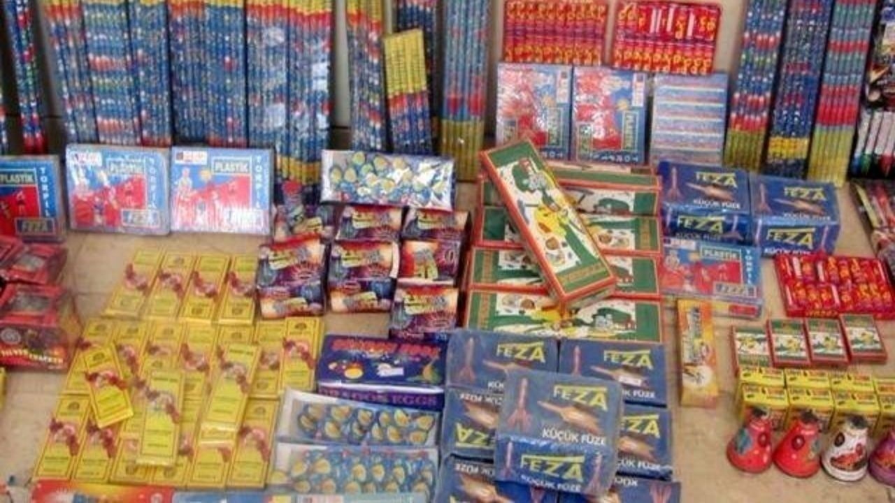 کشف بیش از ۴ هزار عدد مواد محترقه غیرمجاز در مراغه