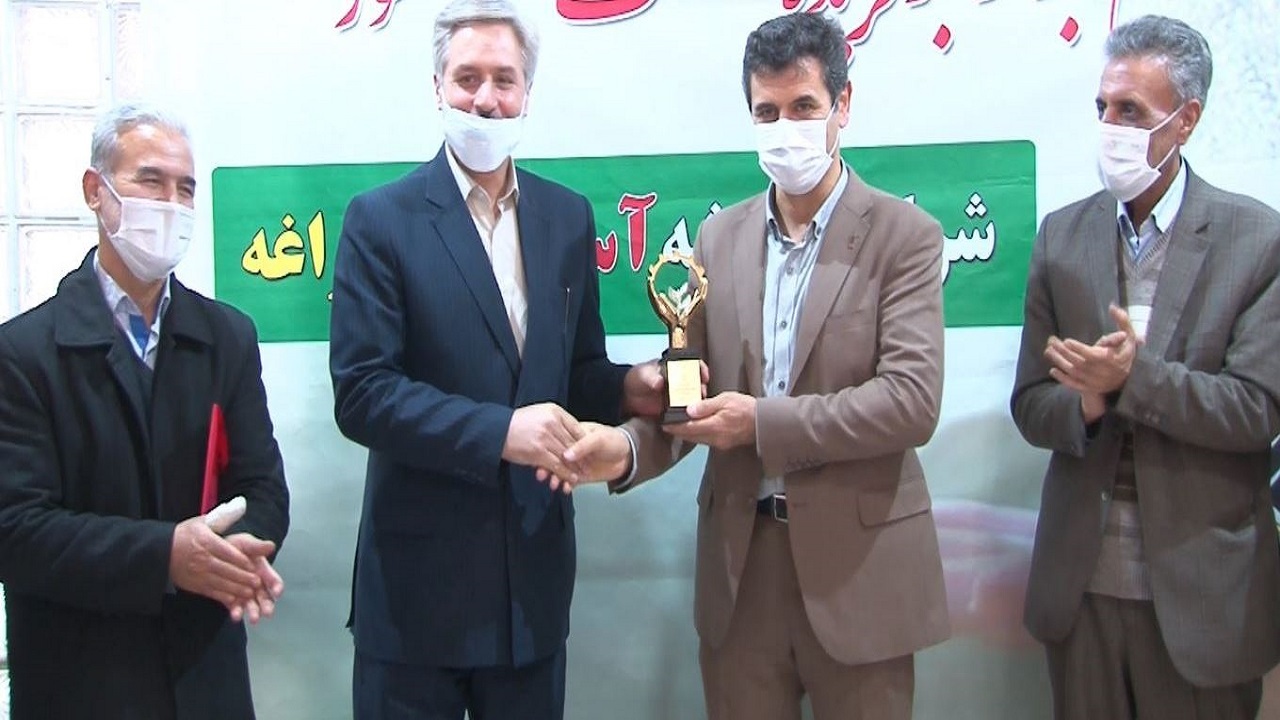 کسب تندیس زرین صنعت سبز کشور توسط کارخانه شیشه سازی مراغه