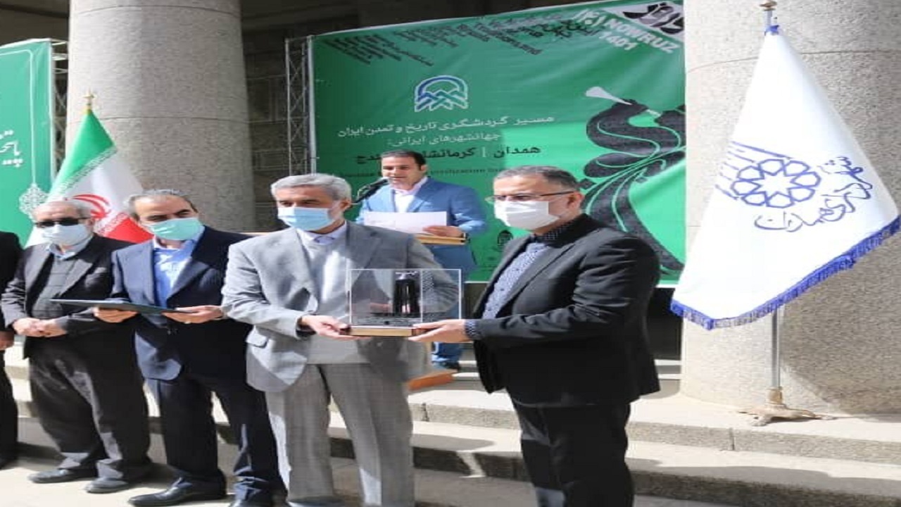 اهدا نشان نوروز ۱۴۰۱ همدان به دبیرکل کمیسیون ملی یونسکو