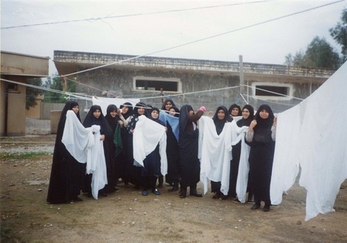 زنان اندیمشکی در حال پهن کردن ملحفه ها 