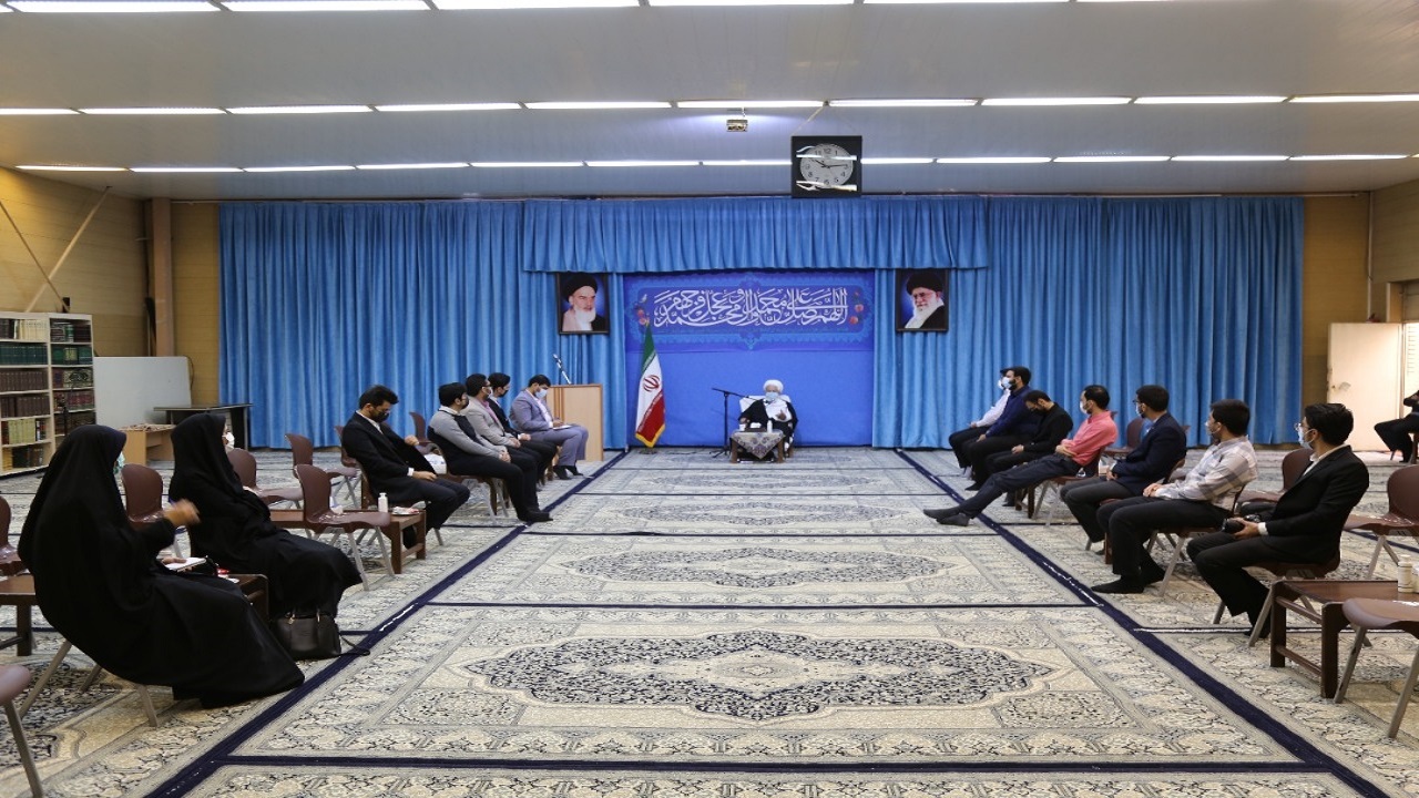 مسئولان میدان را برای جوانان باز کنند