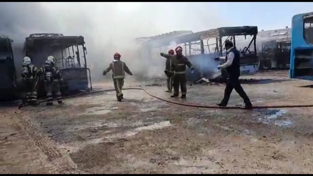 آتش سوزی در تعمیرگاه خودرو ۱۴ خودرو را در آتش سوزاند