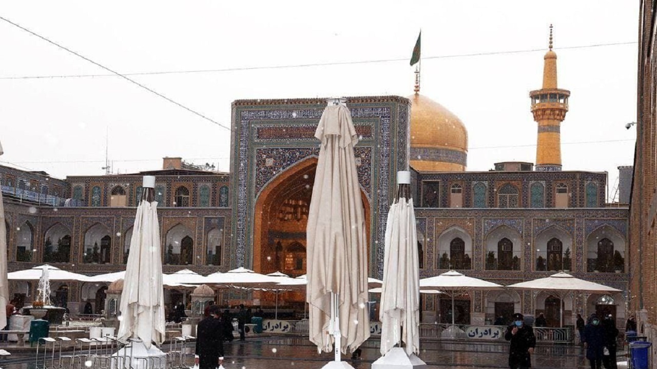 برف در آخرین پنج‌شنبه سال مهمان حرم مطهر رضوی شد+ فیلم