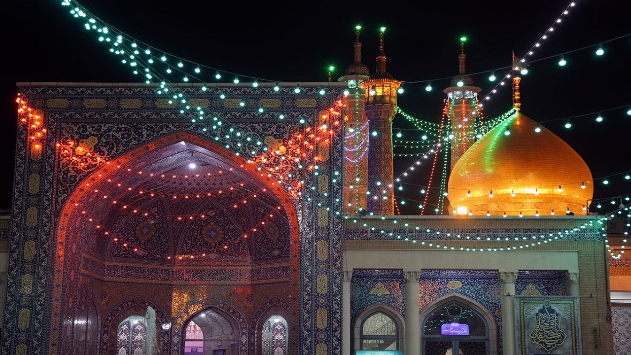 تشرف منتظران ظهور به حرم مطهر رضوی در شب نیمه شعبان