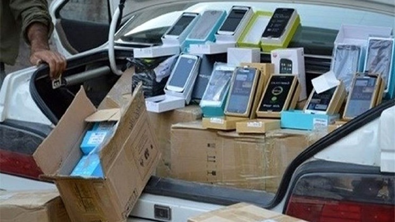 خودروی حامل لوازم جانبی تلفن همراه قاچاق در کنگان توقیف شد