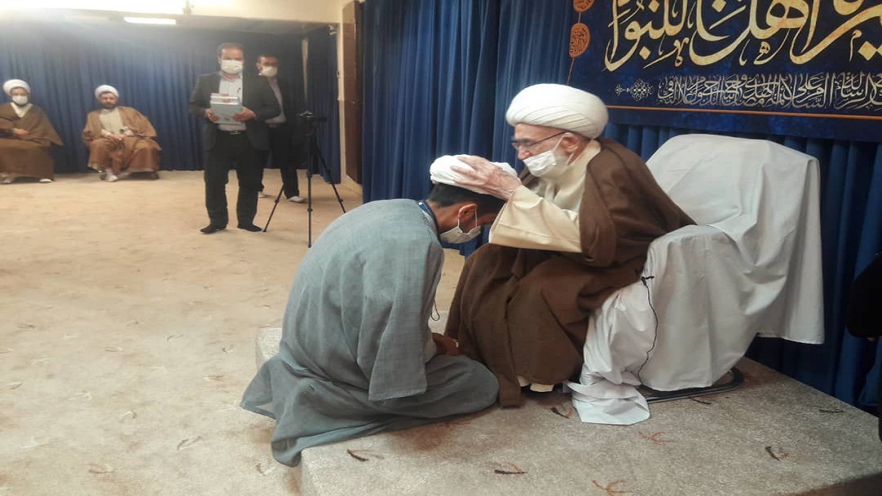 معمم شدن جمعی از طلاب قم در روز نیمه شعبان