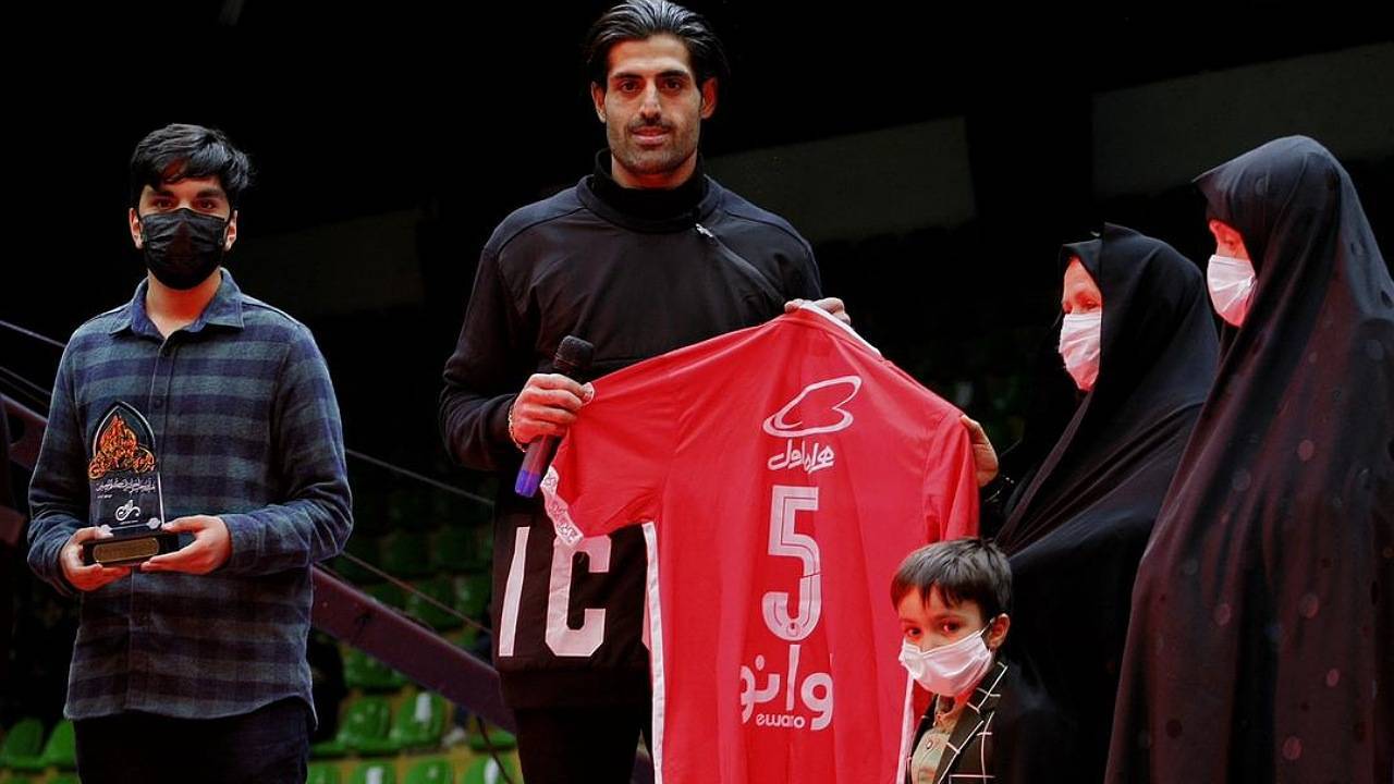 اهدای پیراهن پرسپولیس به مادر شهید لنگری زاده