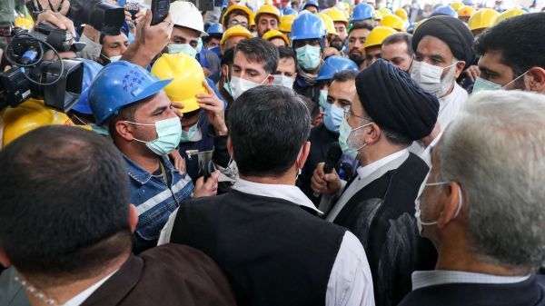 رئیسی در بین مردم در سفراستانی