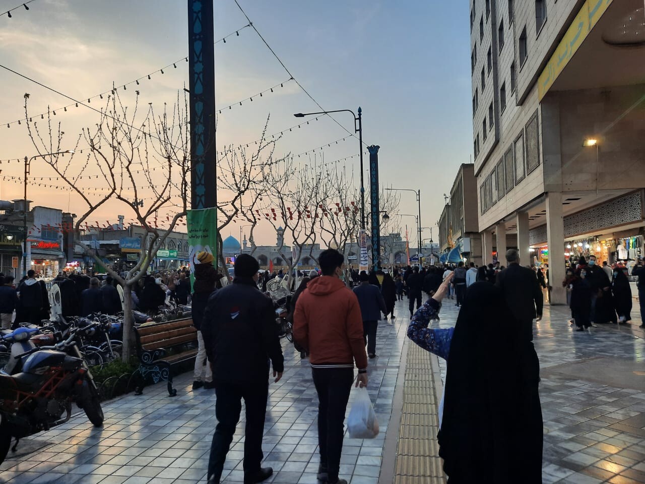 هم اکنون خیابان نواب صفوی ،یکی از خیابان های منتهی به حرم مطهر رضوی