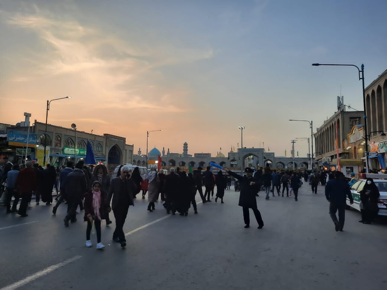 هم اکنون خیابان نواب صفوی ،یکی از خیابان های منتهی به حرم مطهر رضوی