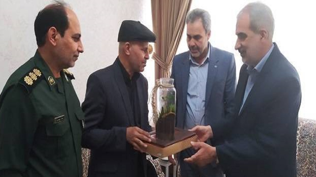 تجلیل وزیر آموزش و پرورش از جانباز شاغل در اداره کل آموزش و پرورش