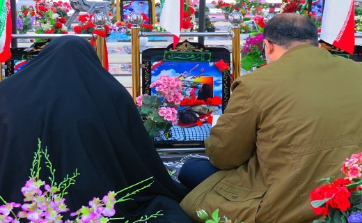 حال و هوای گلزار شهدای رشت در مراسم تحویل سال ۱۴۰۱ + تصاویر