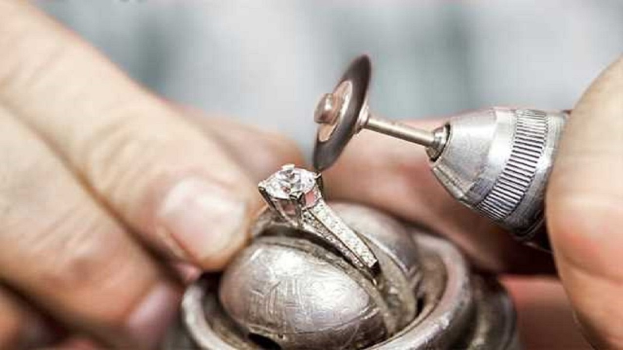 کارگاه گوهر تراشی ویژه زندانیان قم افتتاح شد