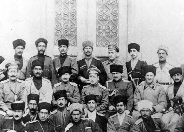 رضاخان در میان افسران قزاق