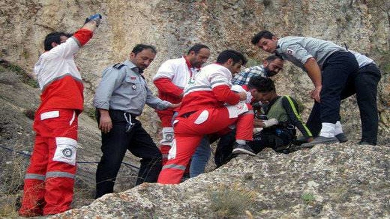 نجات جان کوهنورد مفقود در بیابان های اشتهارد