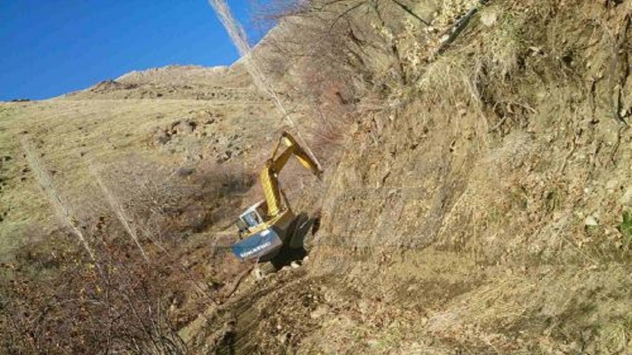 حفاری کوه در زاویه ۹۰ درجه + فیلم