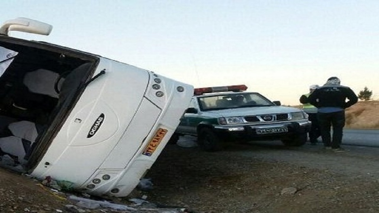 ۲۱ مصدوم بر اثر واژگونی اتوبوس در محور ایرانشهر به بزمان