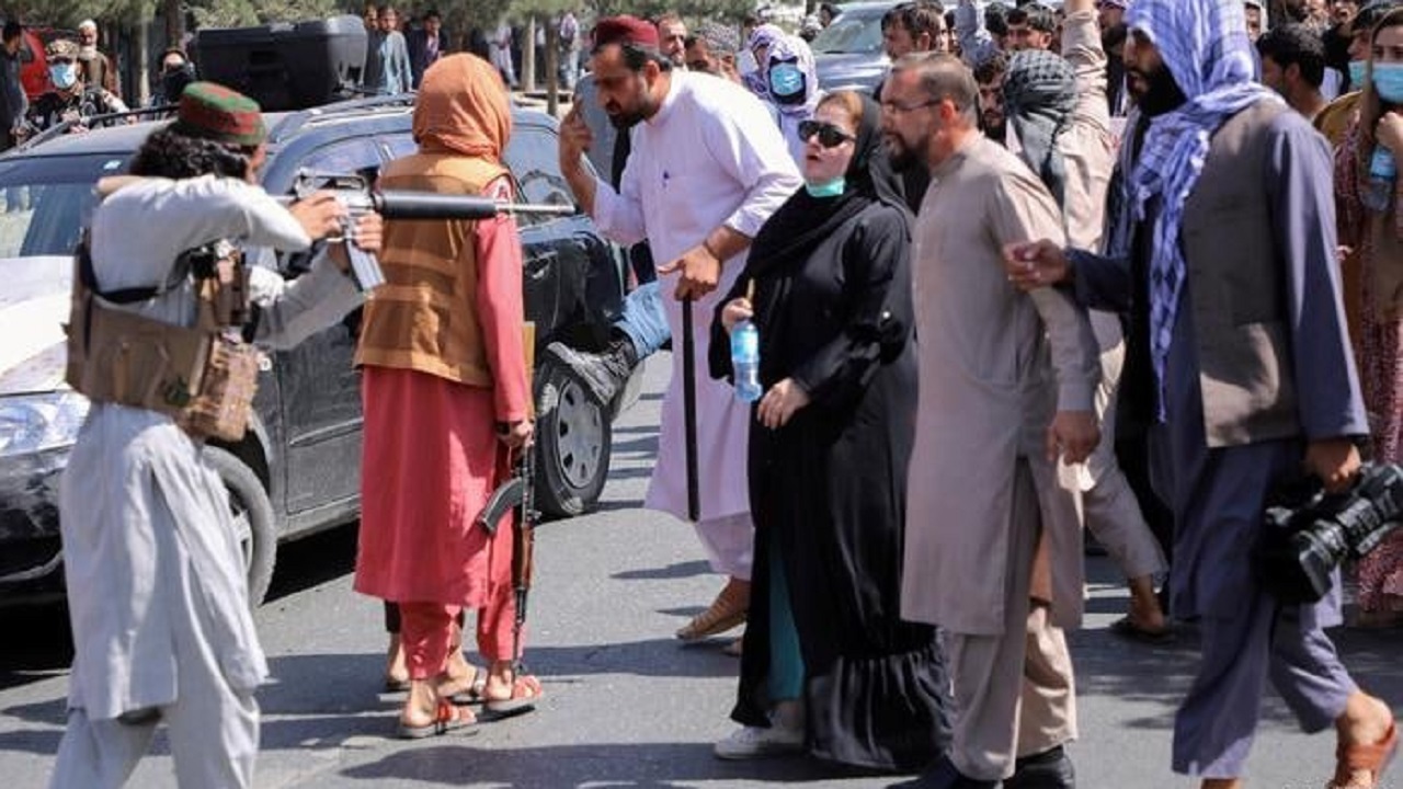 سیگار: ممنوعیت اشتغال زنان، پنج درصد از تولید ناخالص افغانستان را کاهش می دهد