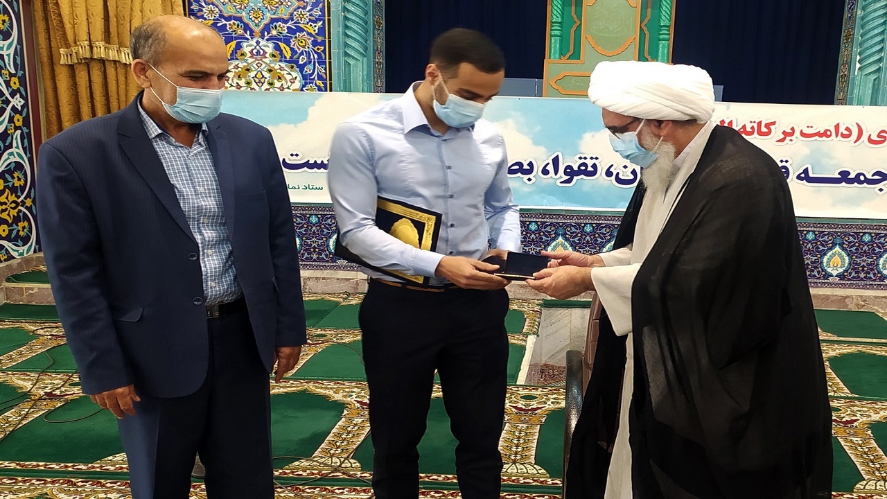 هدیه رهبر معظم انقلاب به ورزشکار بوشهری اهدا شد