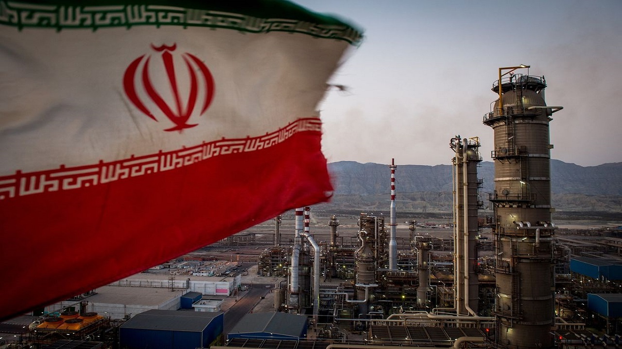 بلومبرگ: توافق با ایران قیمت نفت را کاهش می‌دهد