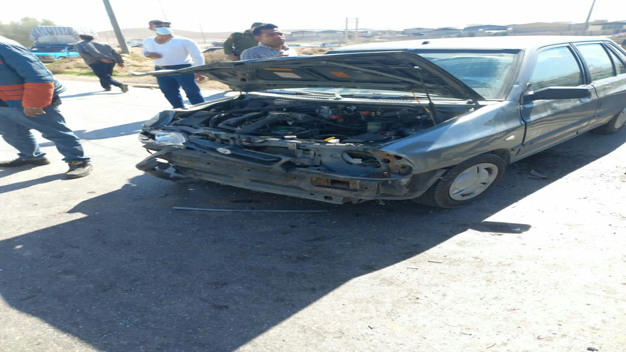 نجات راننده گرفتار در خودرو با تلاش آتش نشانان