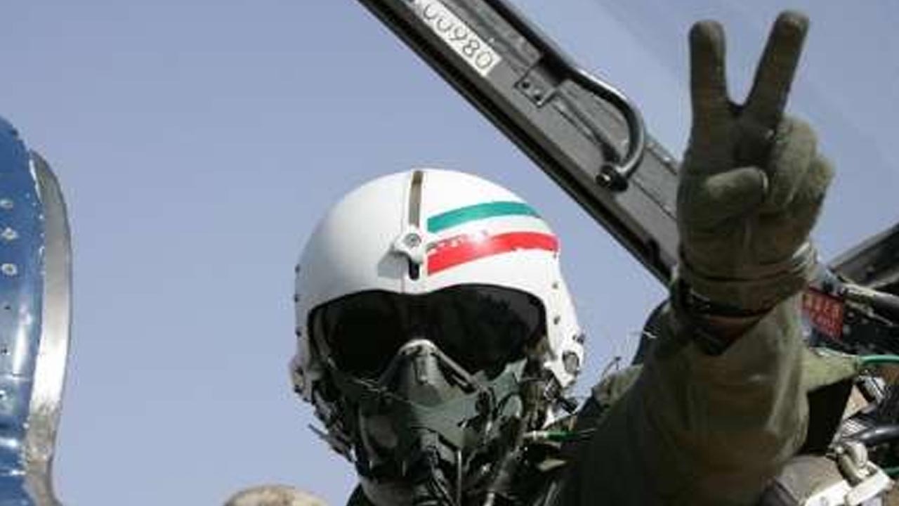 نظر رکورددار جهانی خلبانی درباره سقوط جنگنده اف ۵ در تبریز