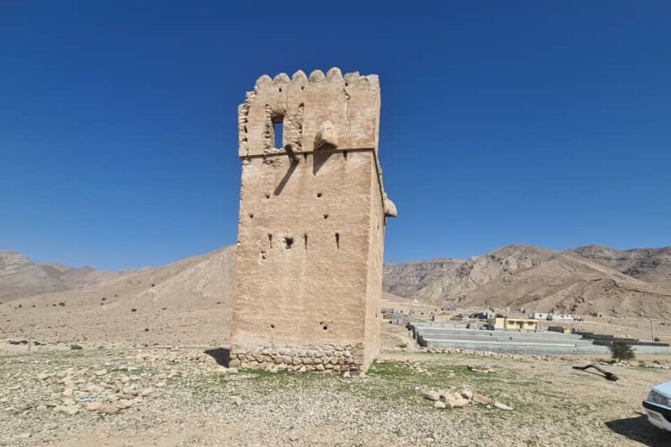 خیران هزینه مرمت قلعه برج گری کوه کوهیج بستک را قبول کردند