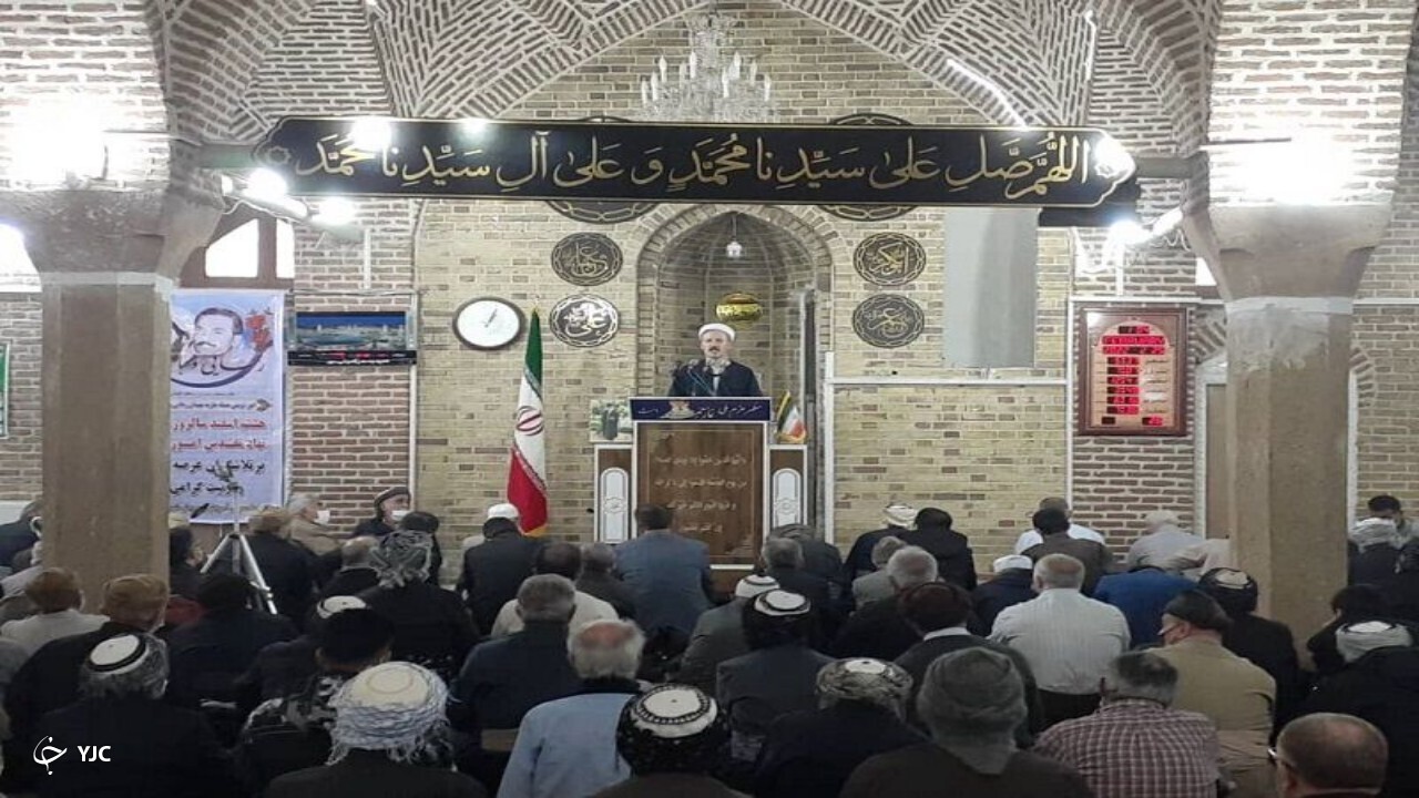 والدین فرزندان خود را به نماز خواندن تشویق کنند