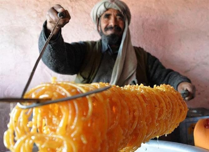 با طرز تهیه جلبی یکی از انواع زولبیاها آشنا شوید + فیلم