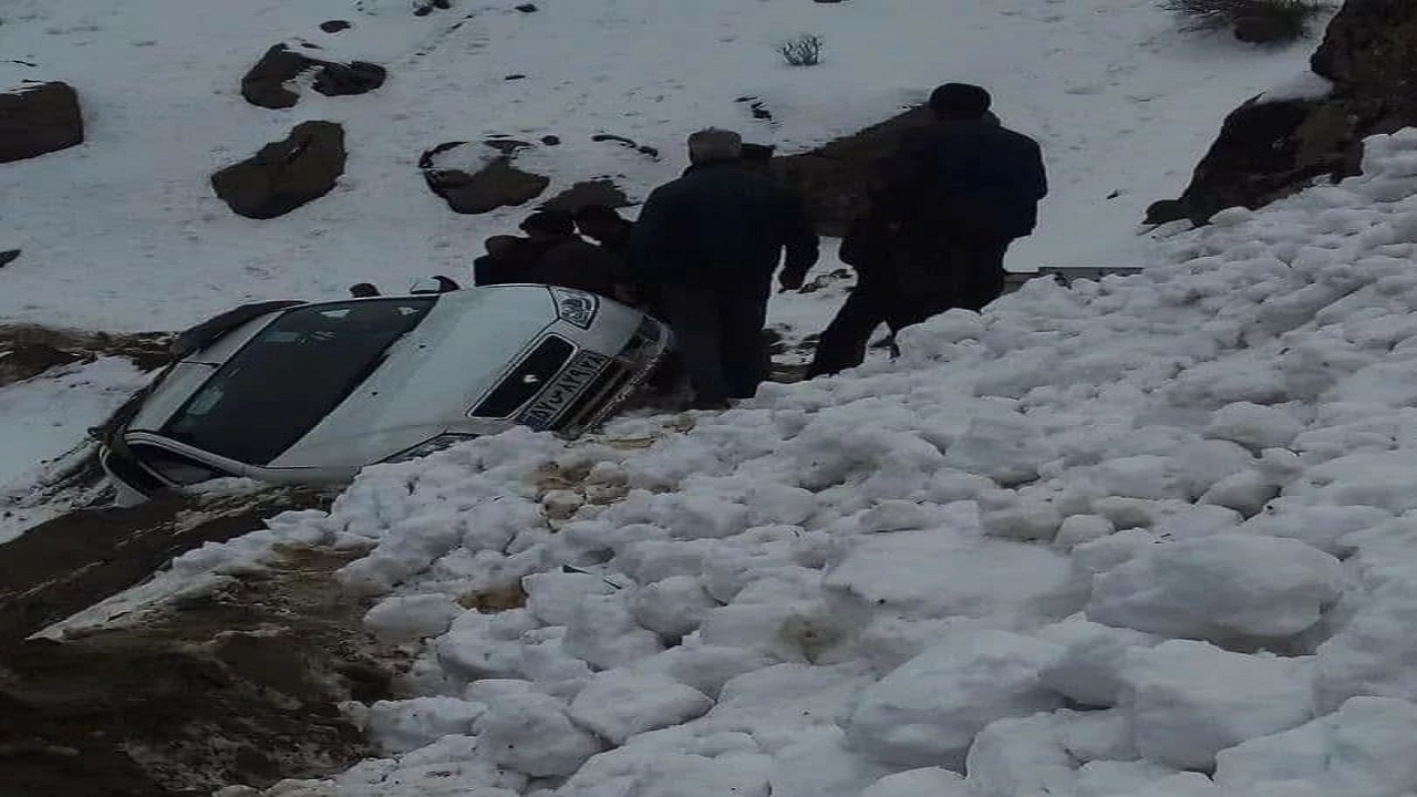 راهداران استان قزوین مسافران سه خودروی گرفتار بهمن را نجات دادند