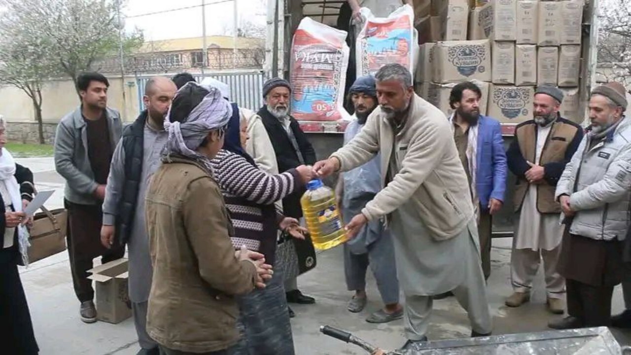 کمک مواد غذایی برای ۳۵۰ معلم کودکستان در بلخ + عکس