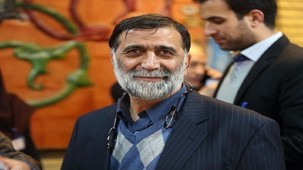 اقدام عجیب مدیرعامل استقلال در مواجه با لوگوی باشگاه خبرنگاران جوان+ فیلم