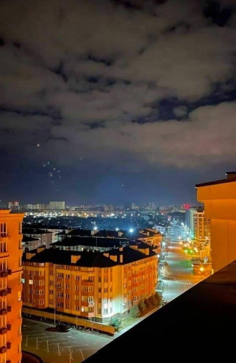 سومین روز عملیات نظامی روسیه در شرق اوکراین چتربازان در آسمان کییف